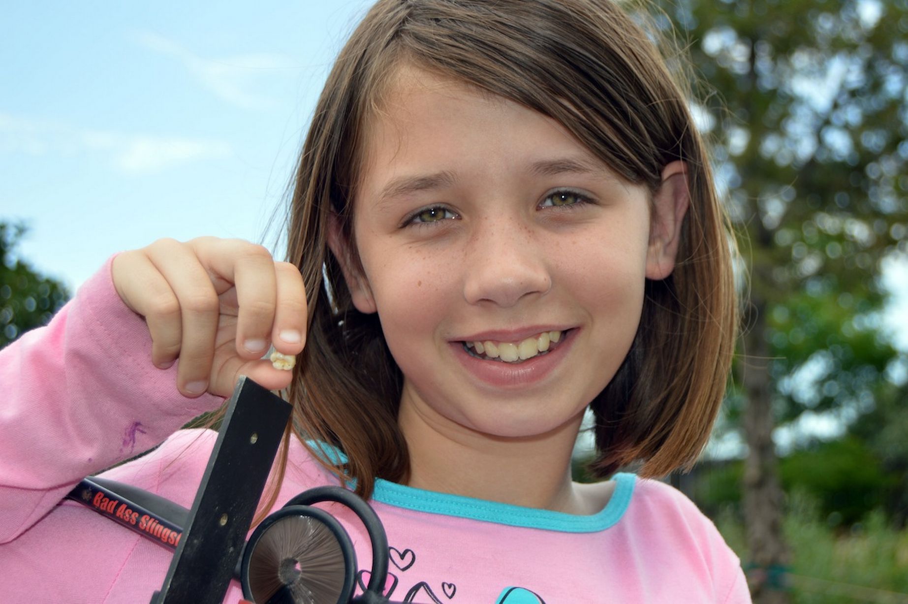 Cara Kreatif Seorang Anak Mencabut Gigi